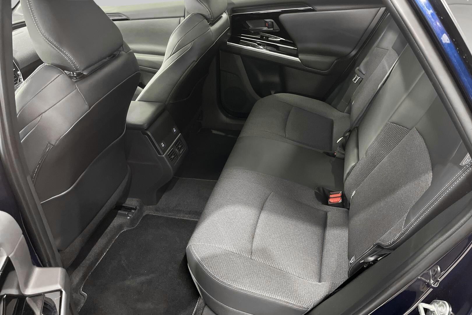 Toyota bZ4X iso kuva 9