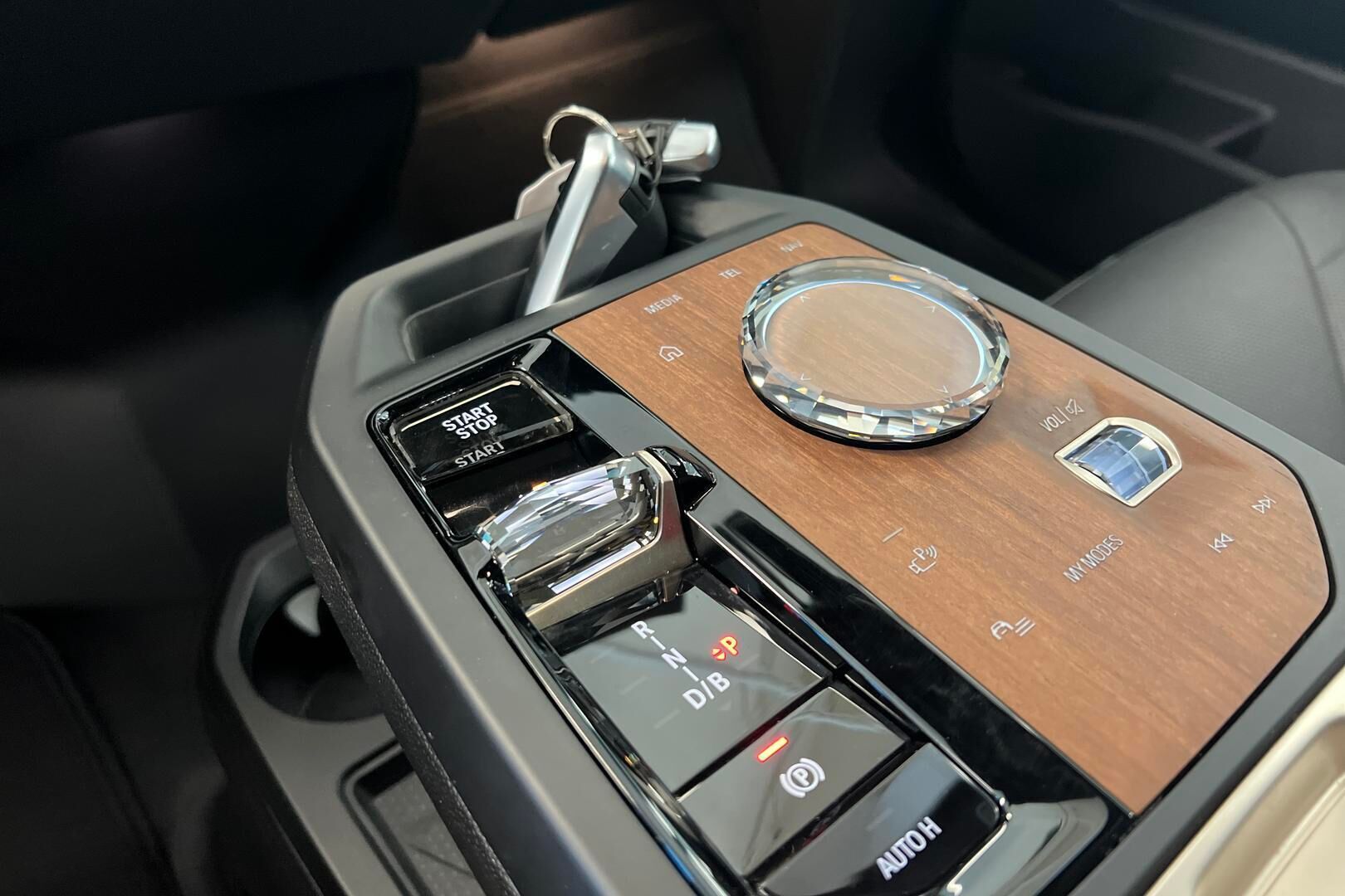 BMW iX iso kuva 15