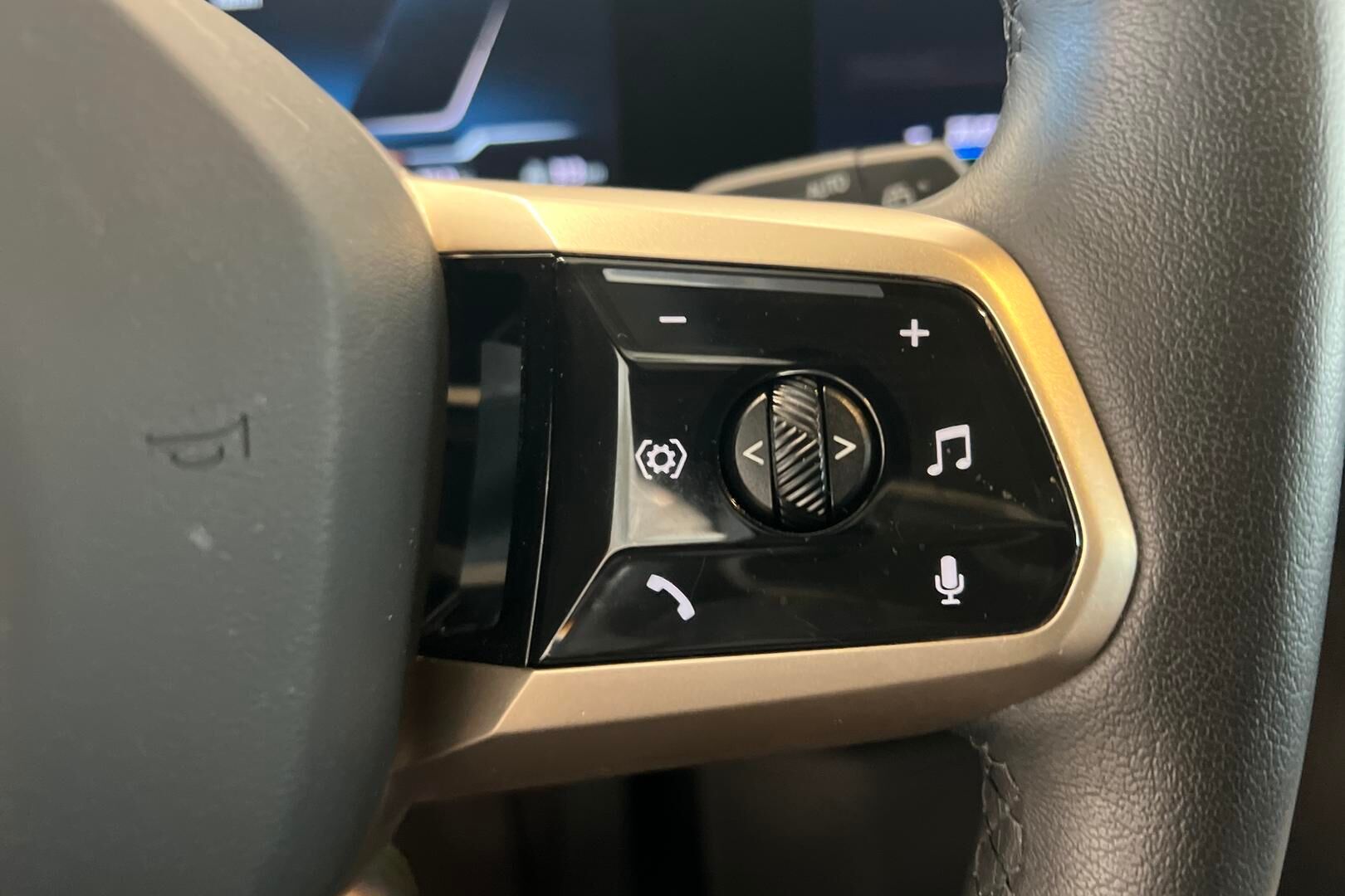 BMW iX iso kuva 16