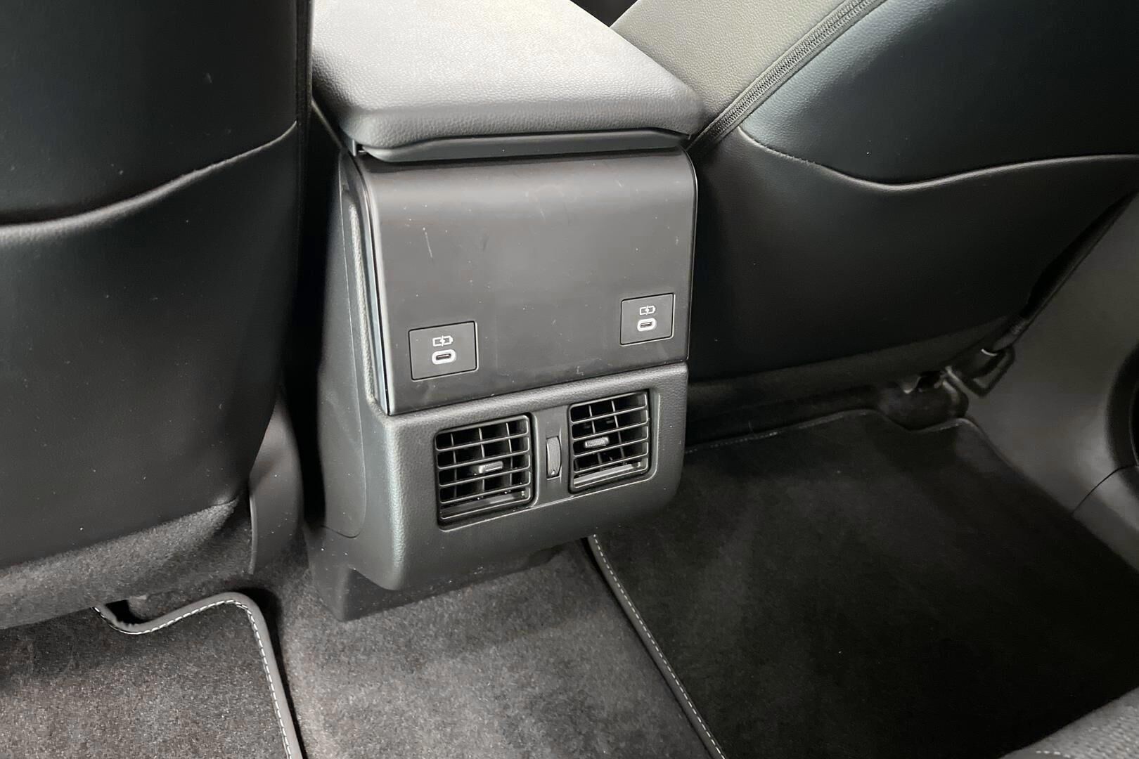 Toyota bZ4X iso kuva 23