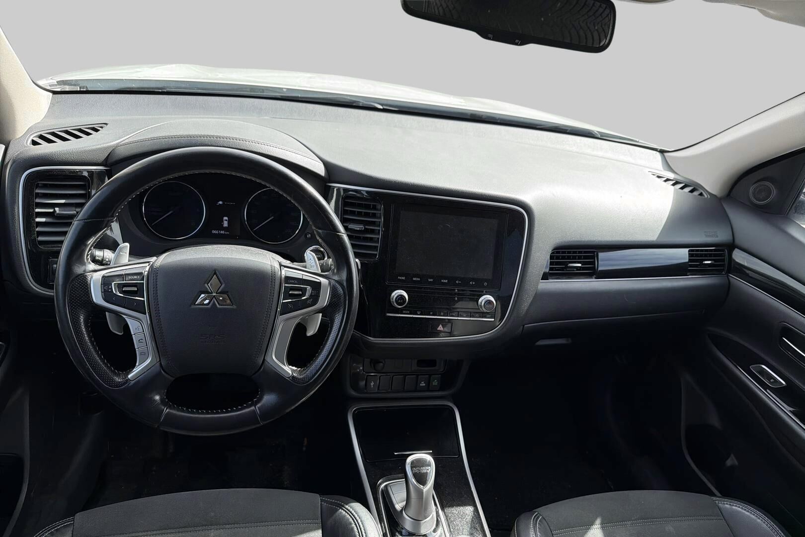 Mitsubishi Outlander PHEV iso kuva 4