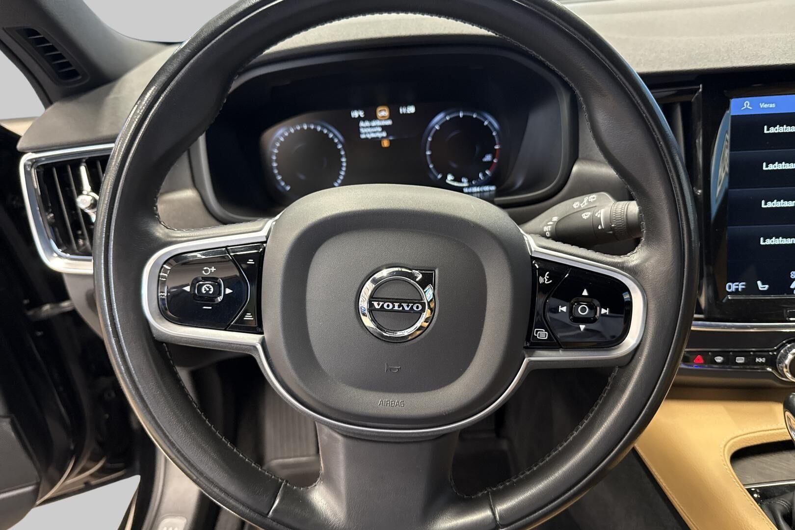 Volvo V90 Cross Country iso kuva 19