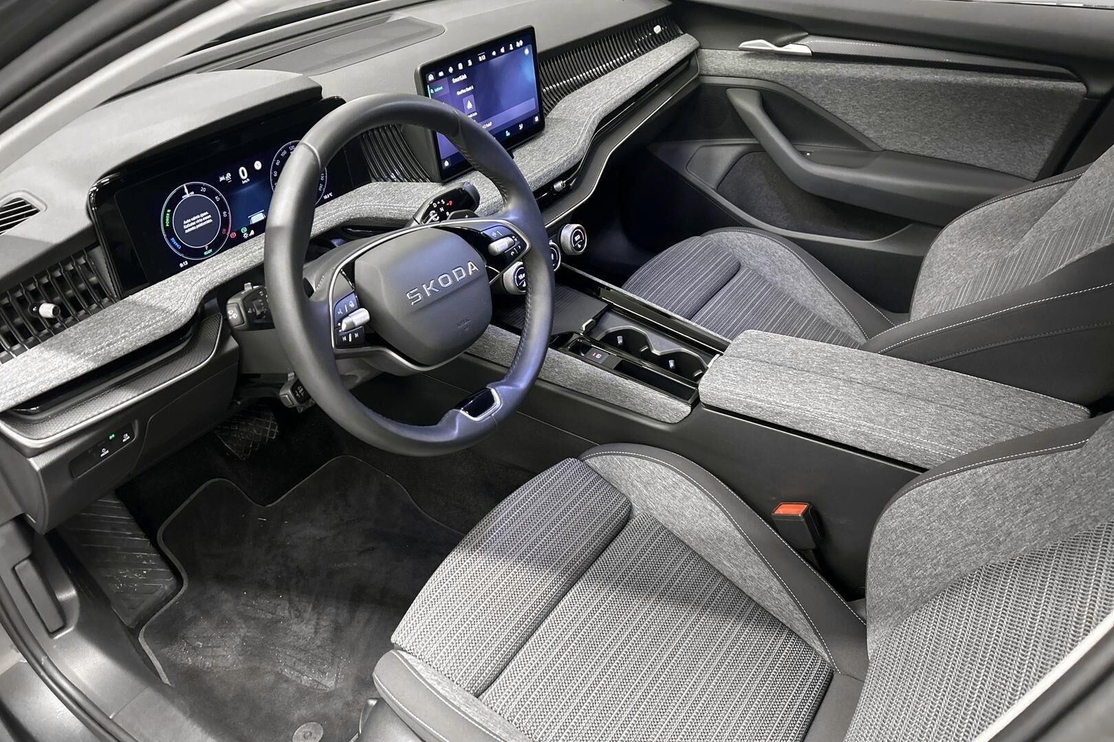 Skoda Superb iso kuva 18