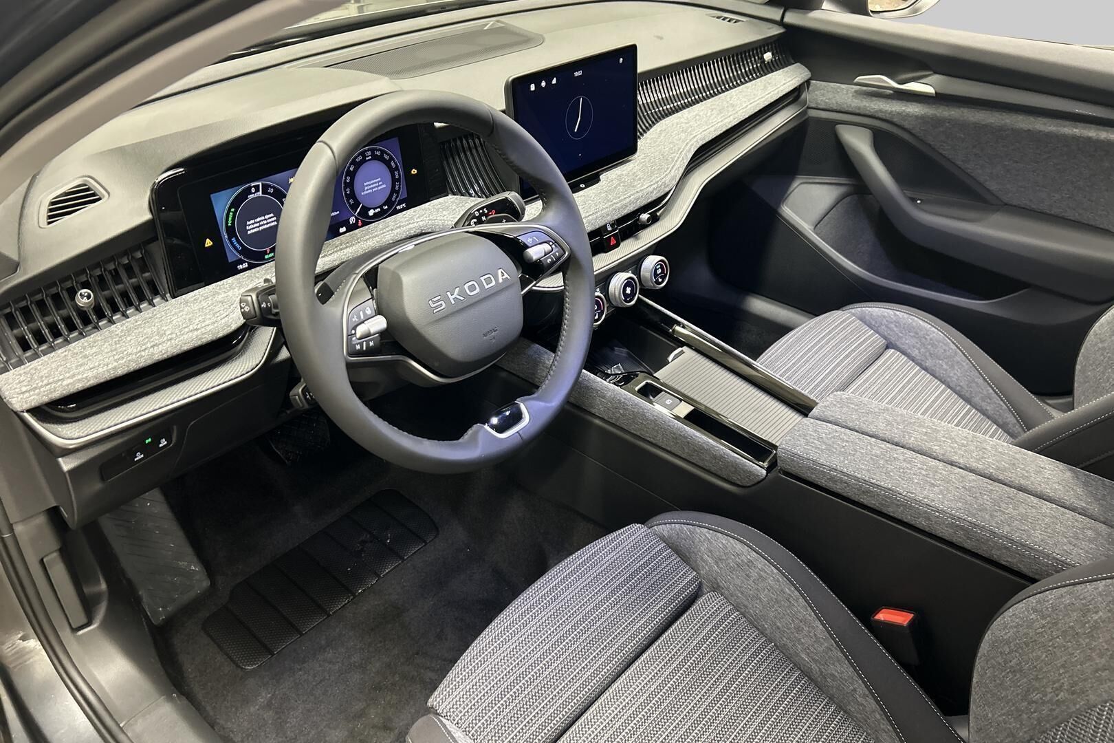 Skoda Superb iso kuva 8