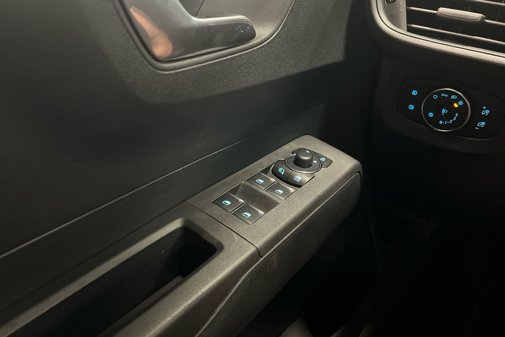 Ford Tourneo Courier iso kuva 12