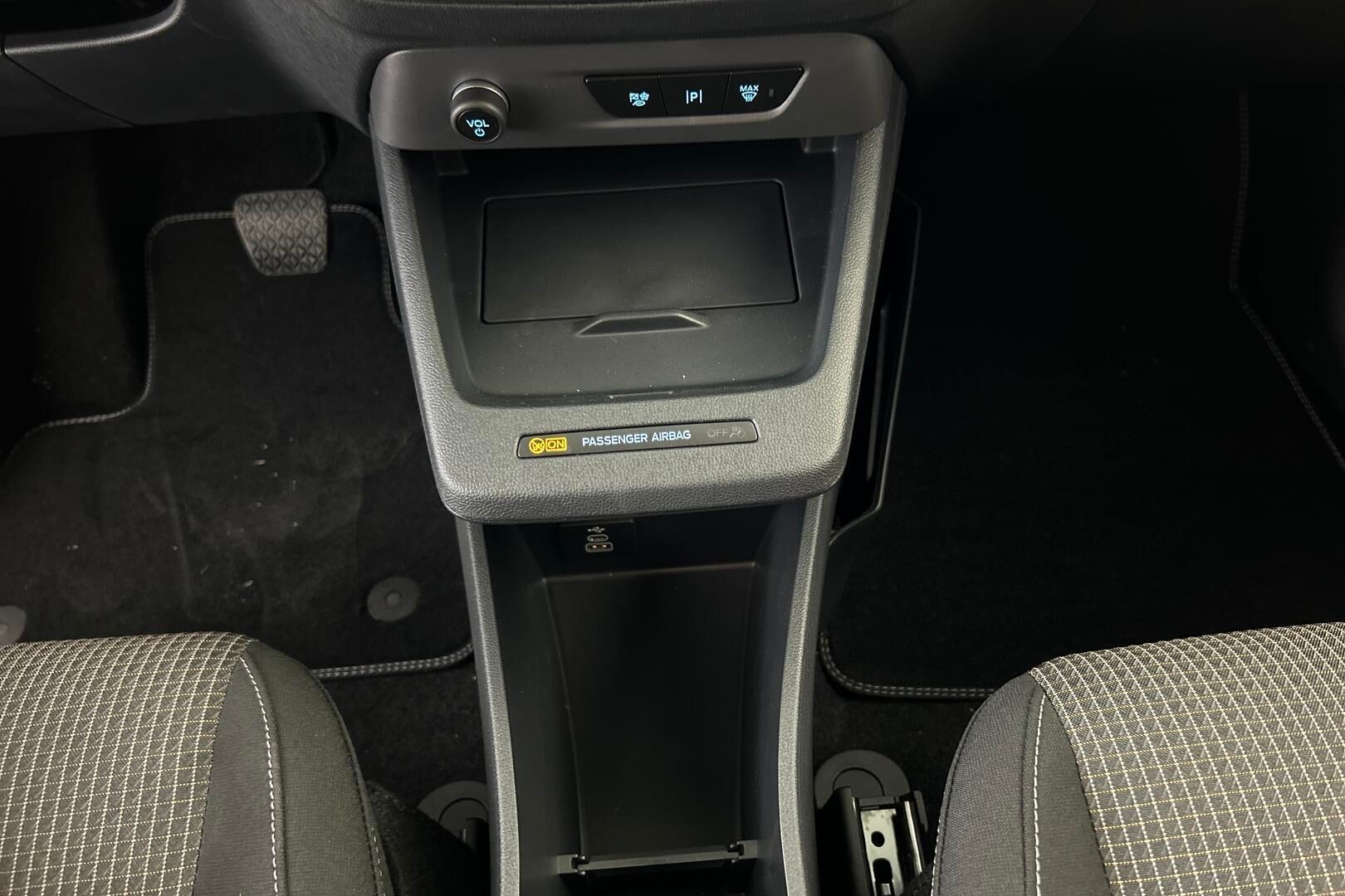 Ford Tourneo Courier iso kuva 18