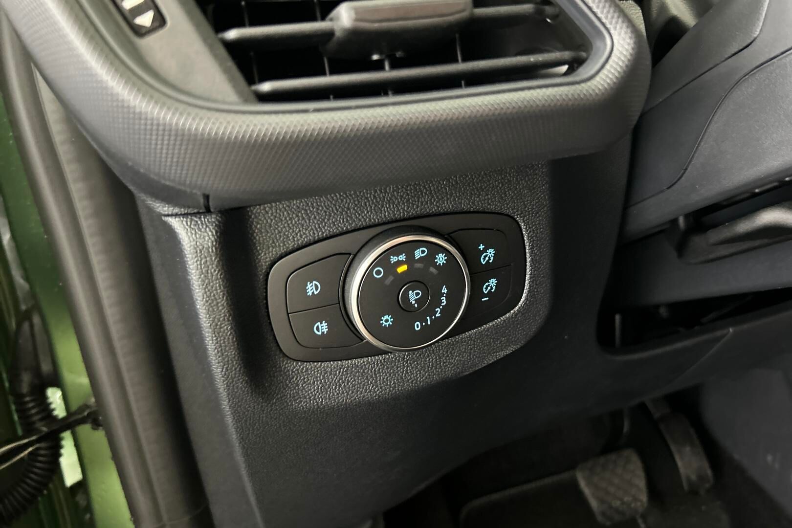 Ford Tourneo Courier iso kuva 30