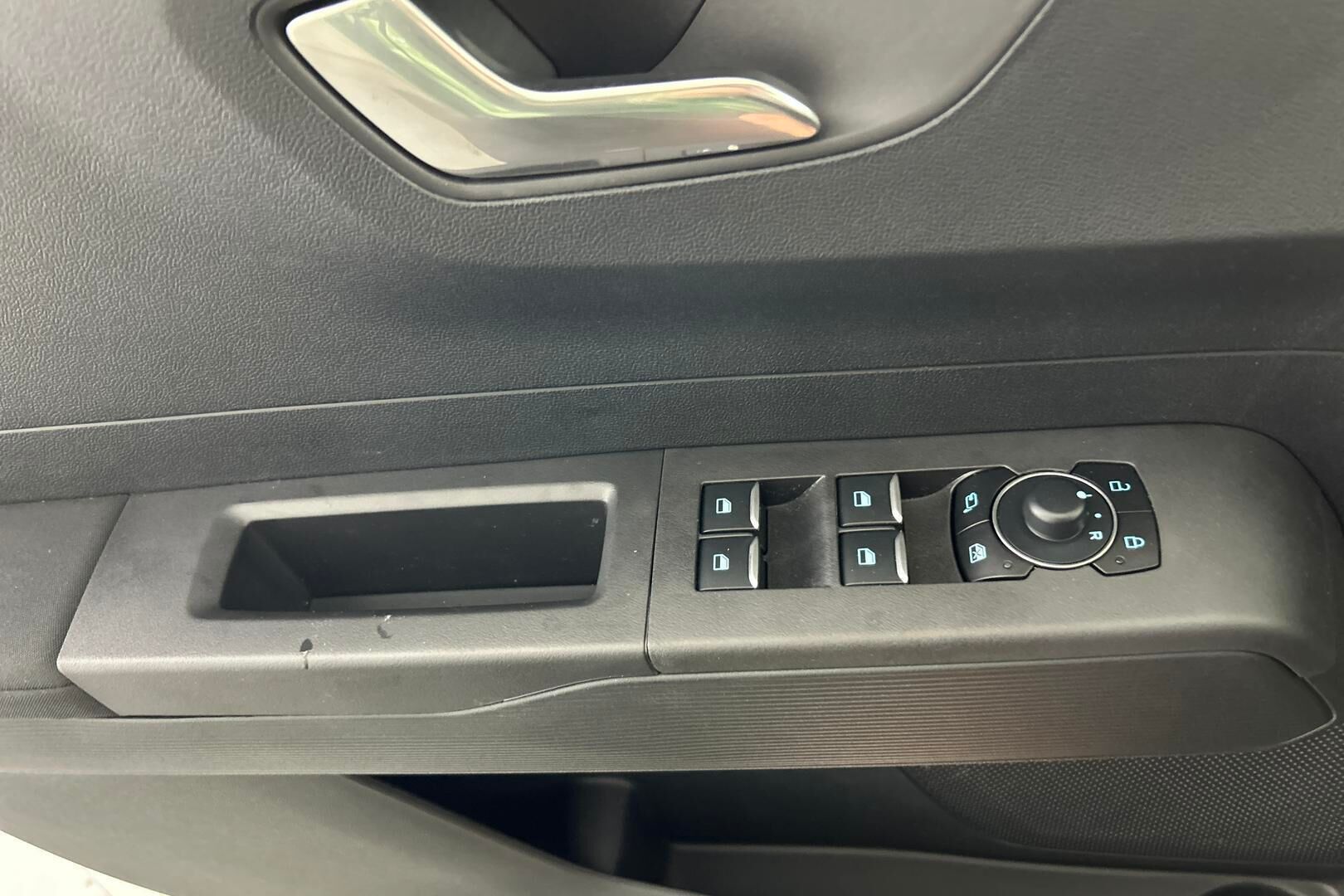 Ford Tourneo Courier iso kuva 31