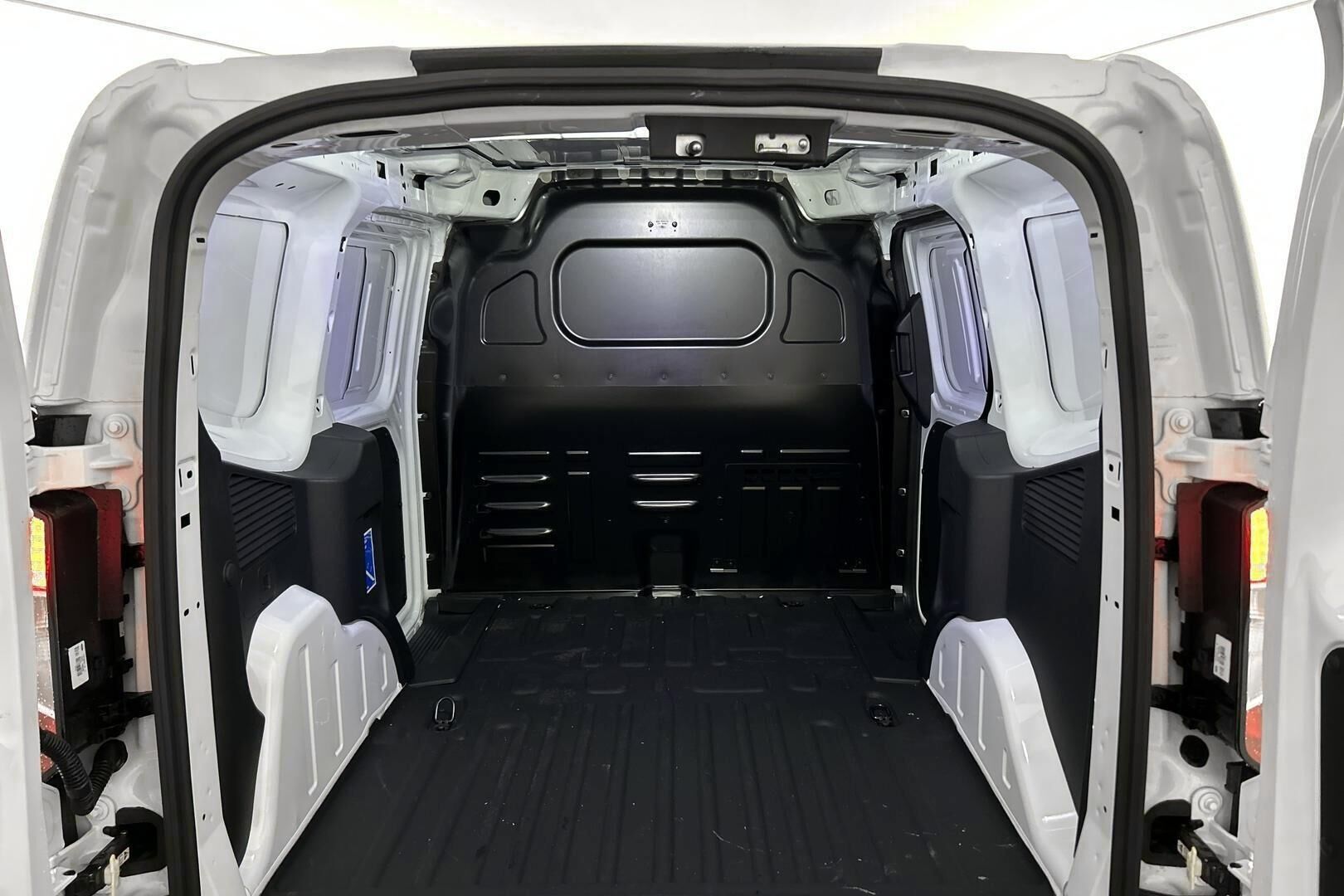 Ford Transit Courier iso kuva 8