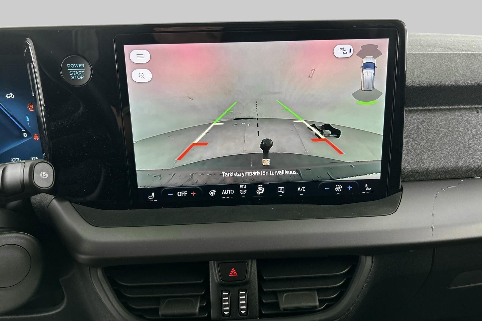 Ford Transit Courier iso kuva 15