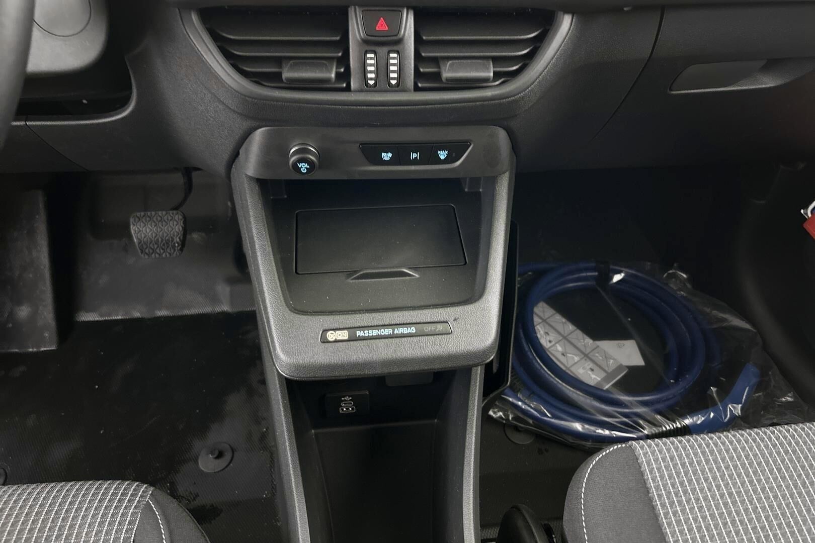 Ford Transit Courier iso kuva 16