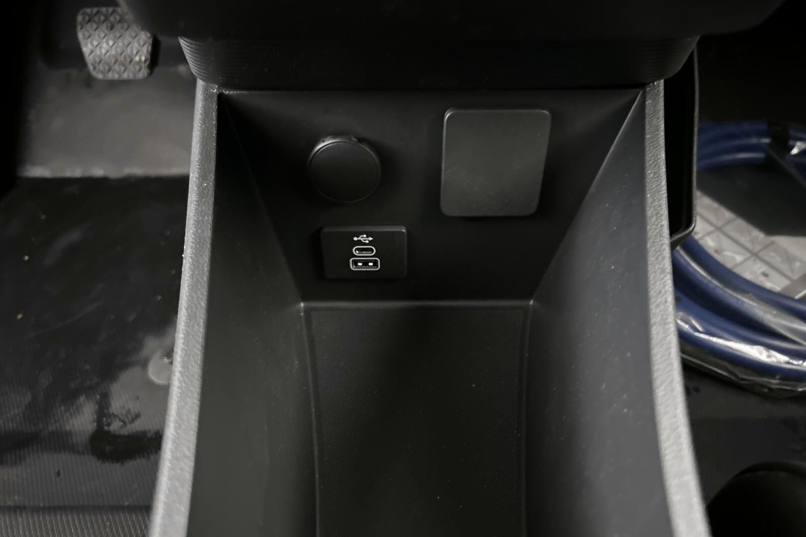 Ford Transit Courier iso kuva 17