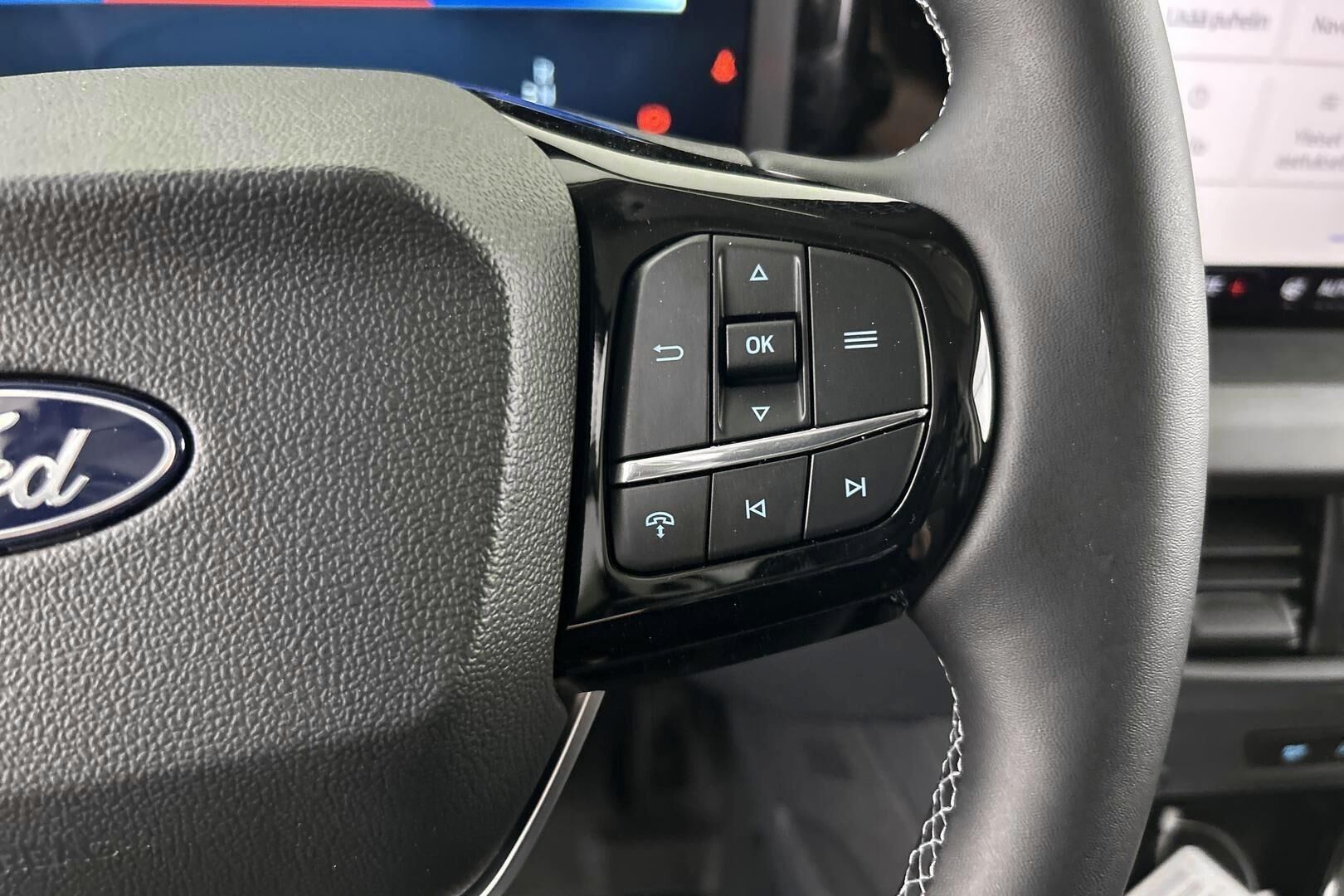 Ford Transit Courier iso kuva 19