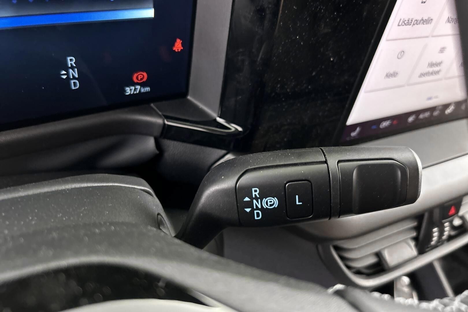 Ford Transit Courier iso kuva 21