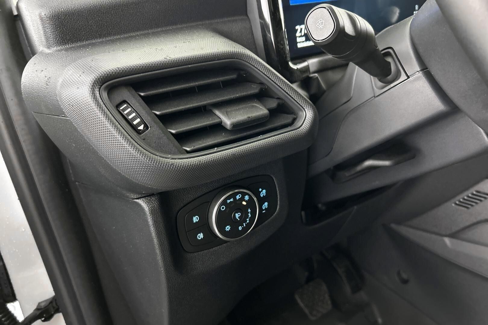 Ford Transit Courier iso kuva 23