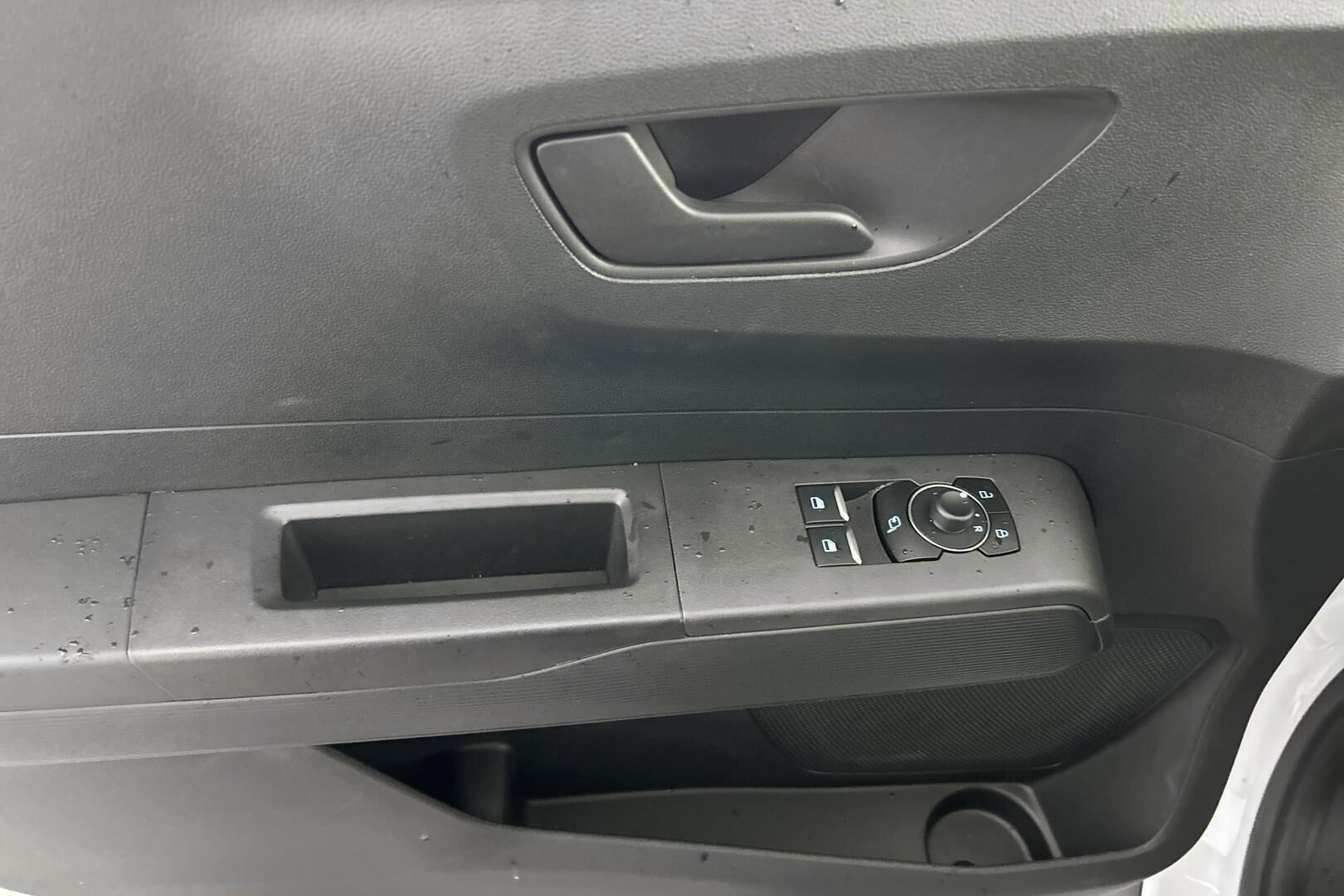 Ford Transit Courier iso kuva 24