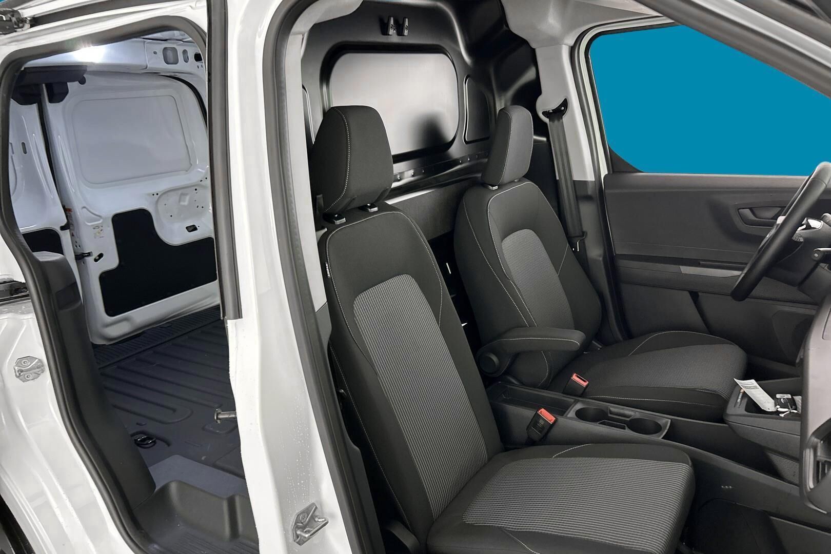 Ford Transit Courier iso kuva 32