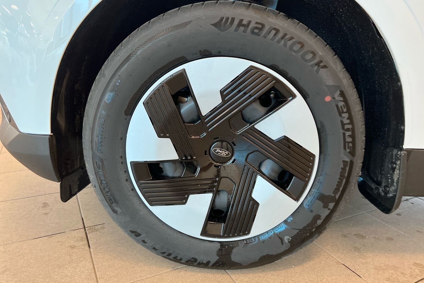 Ford Transit Courier iso kuva 10