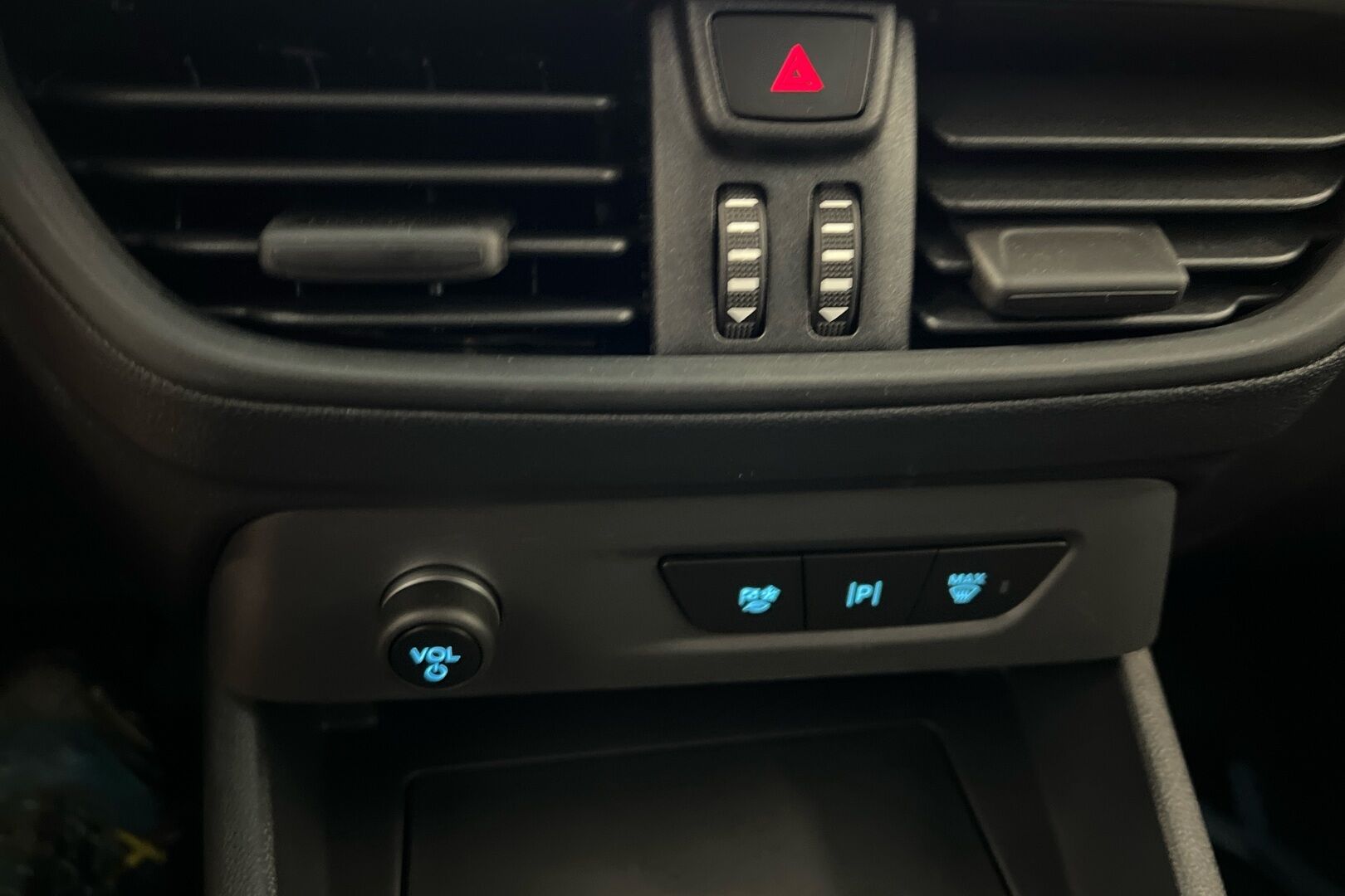 Ford Transit Courier iso kuva 13