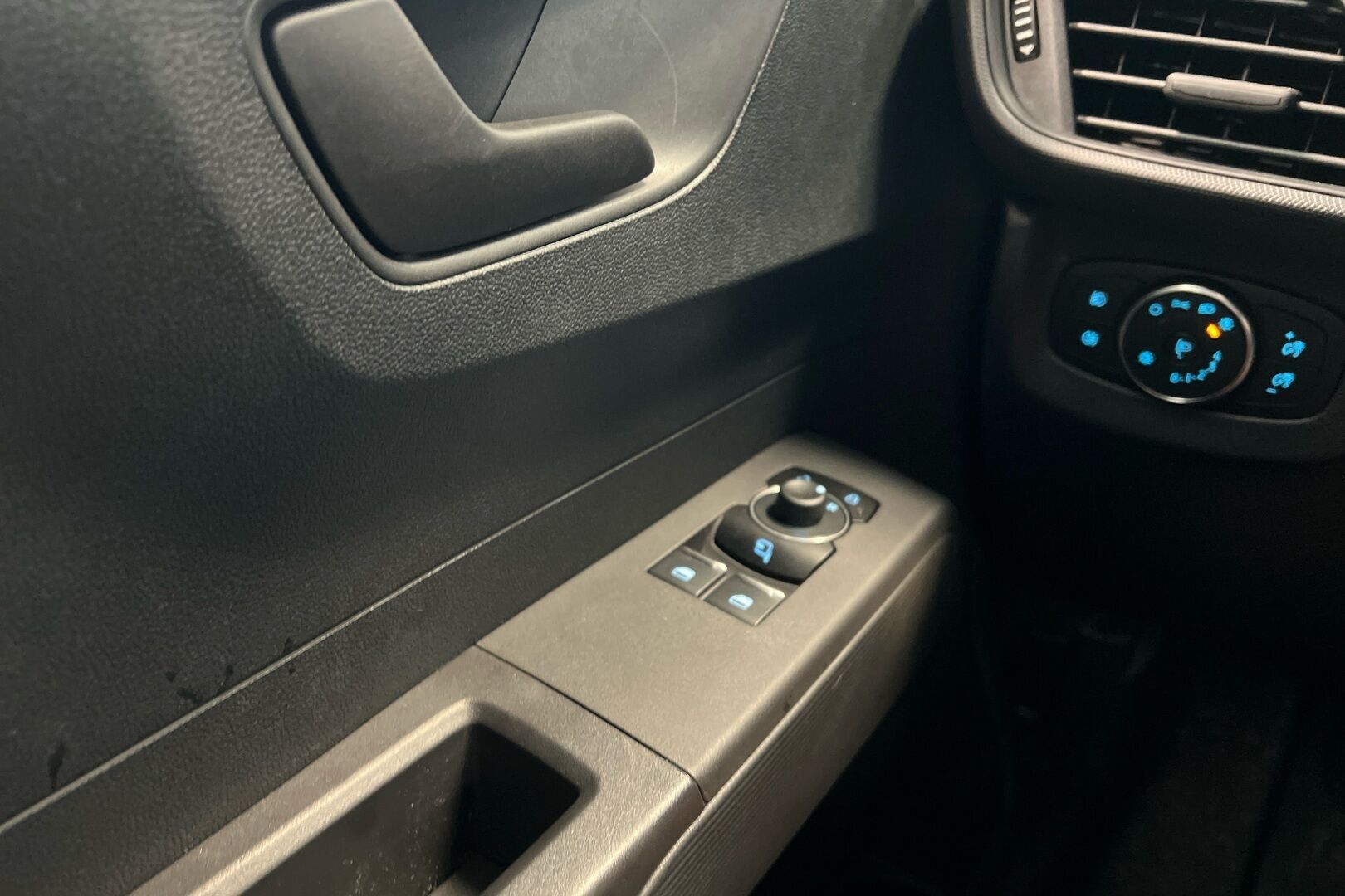 Ford Transit Courier iso kuva 16