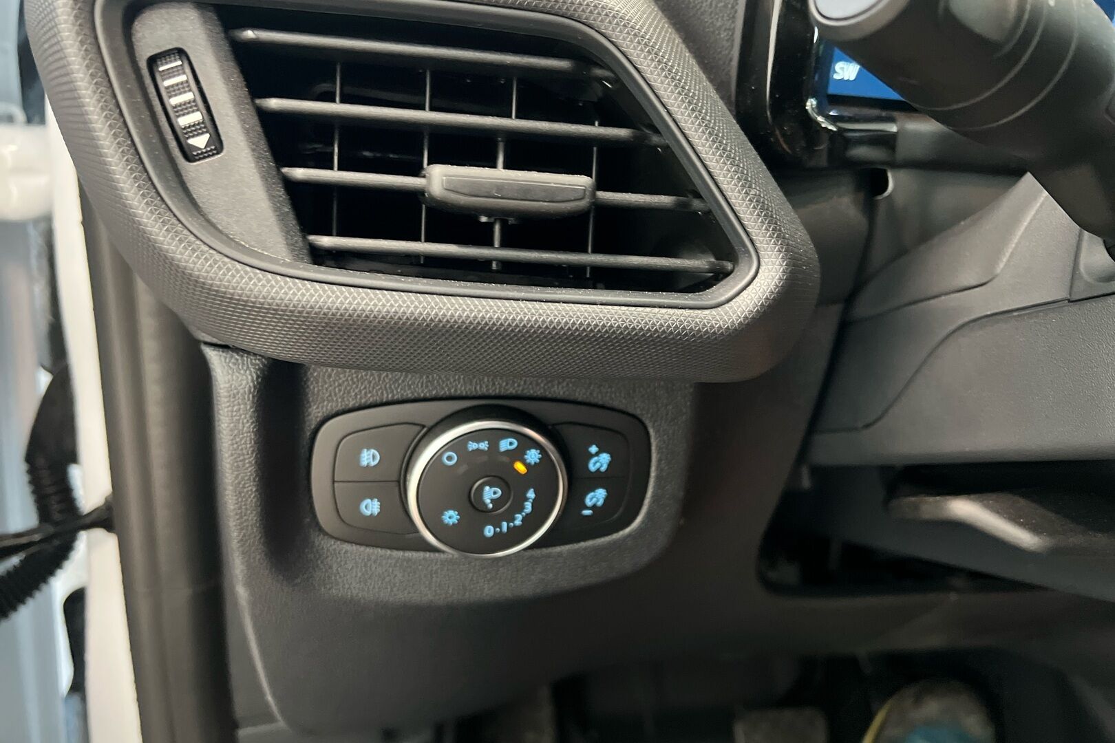 Ford Transit Courier iso kuva 17