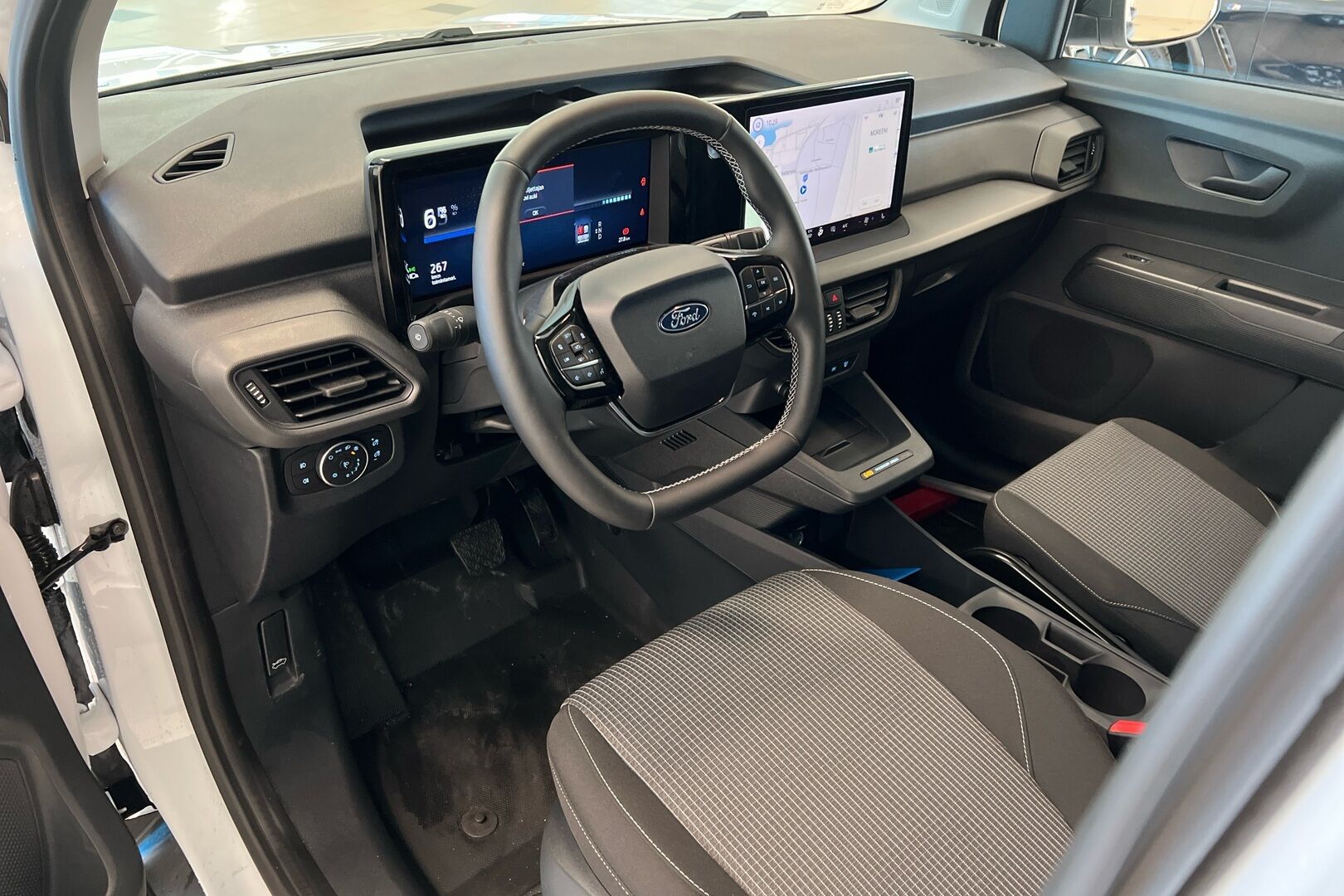 Ford Transit Courier iso kuva 6