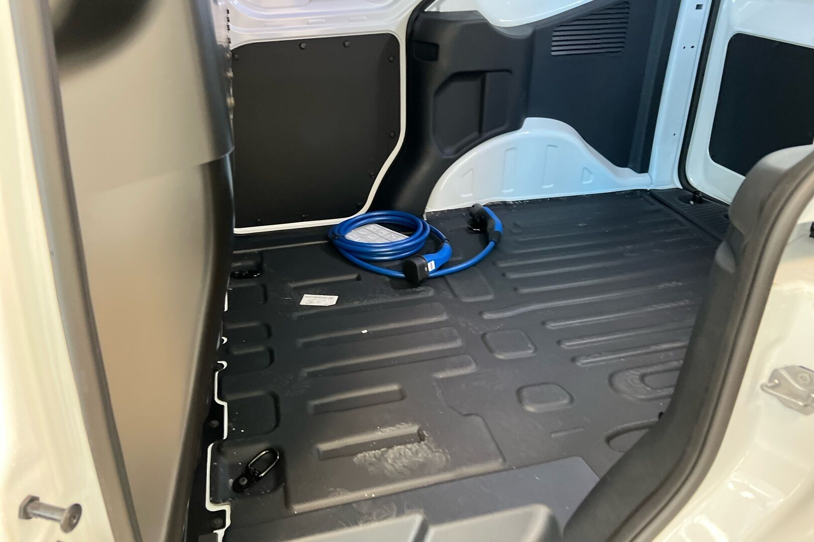 Ford Transit Courier iso kuva 8