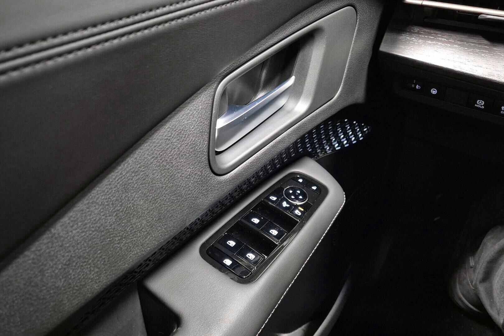 Nissan Ariya iso kuva 19