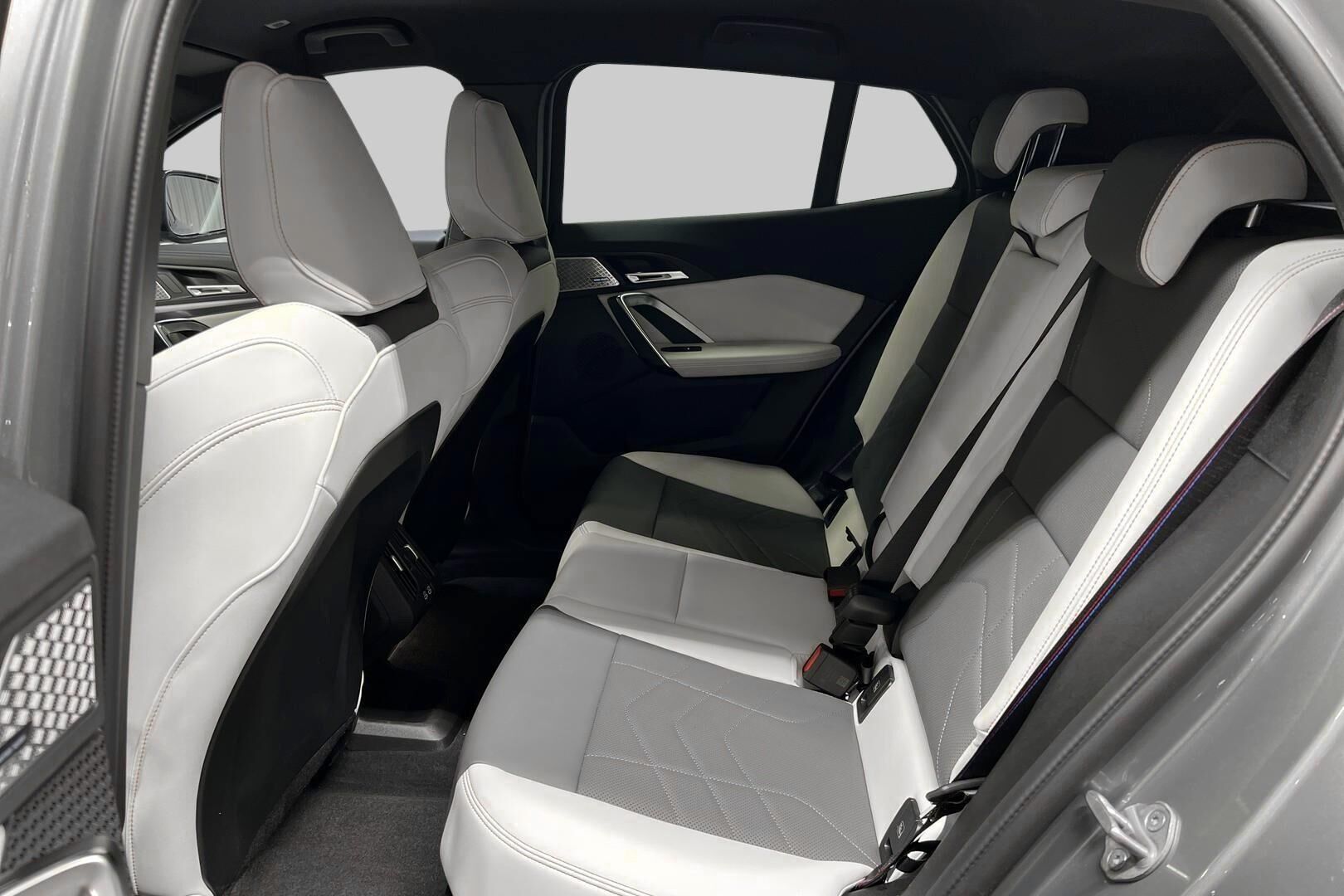 BMW iX2 iso kuva 9