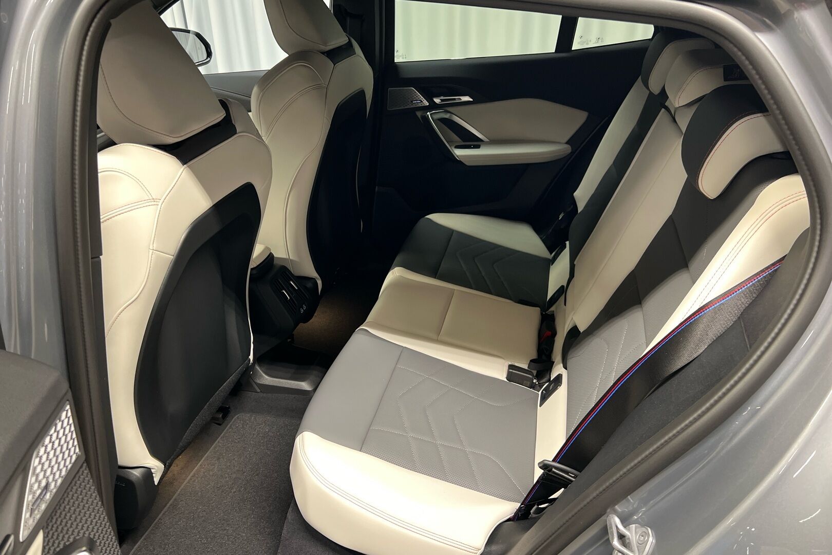 BMW iX2 iso kuva 8