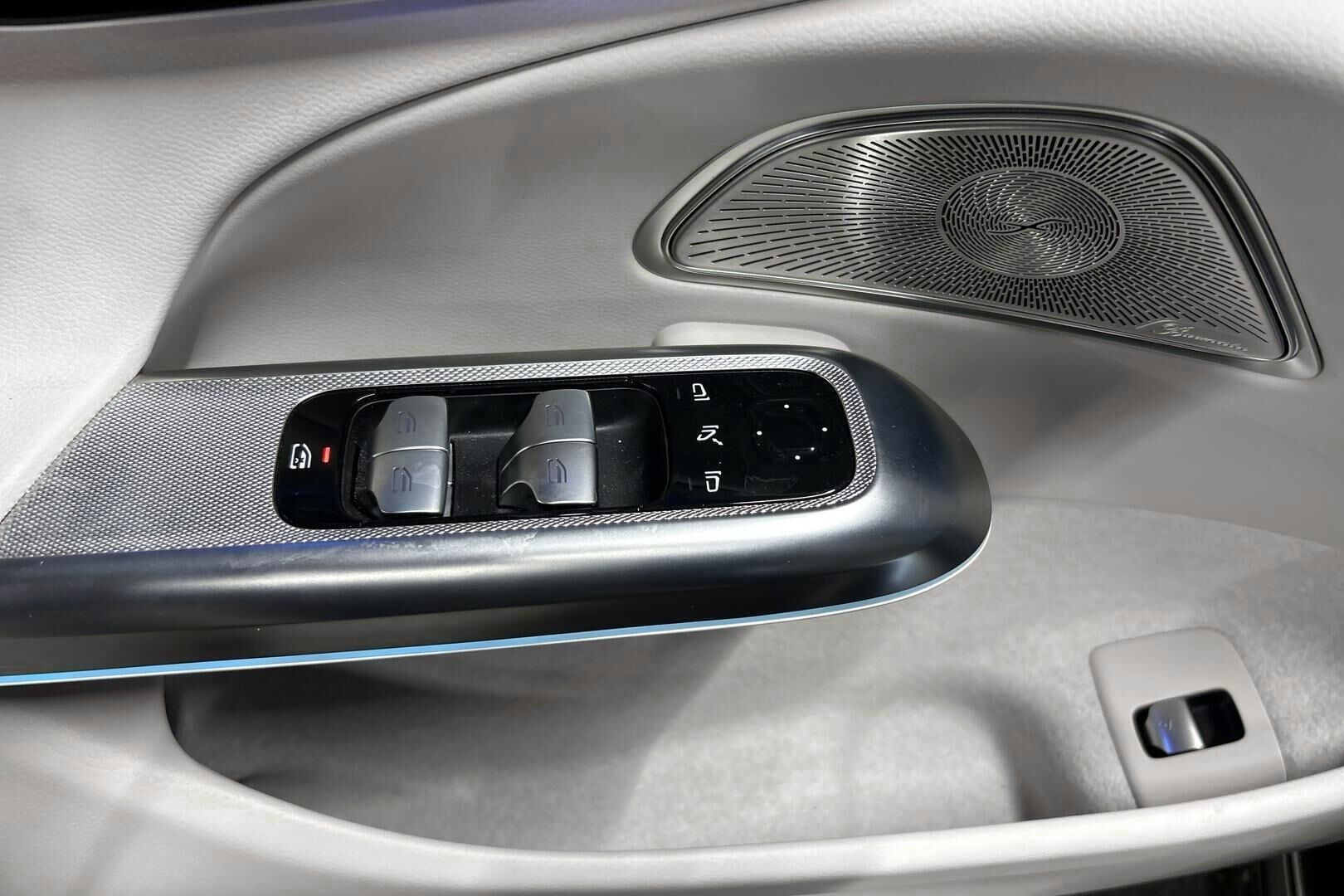Mercedes-Benz E iso kuva 22