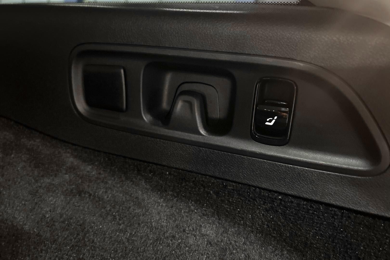 Mercedes-Benz E iso kuva 28