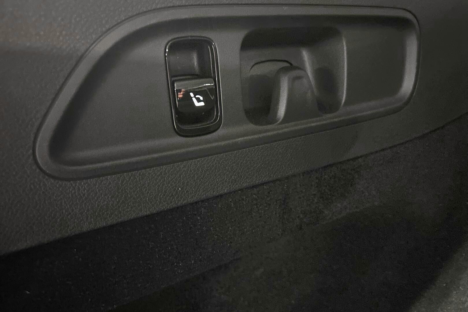 Mercedes-Benz E iso kuva 29