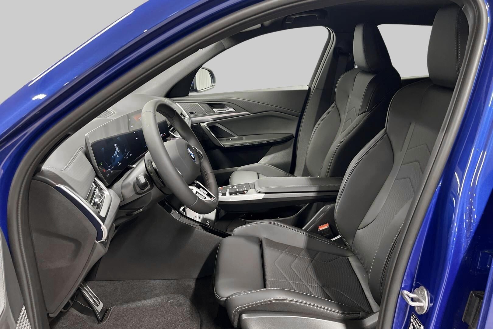 BMW iX2 iso kuva 8