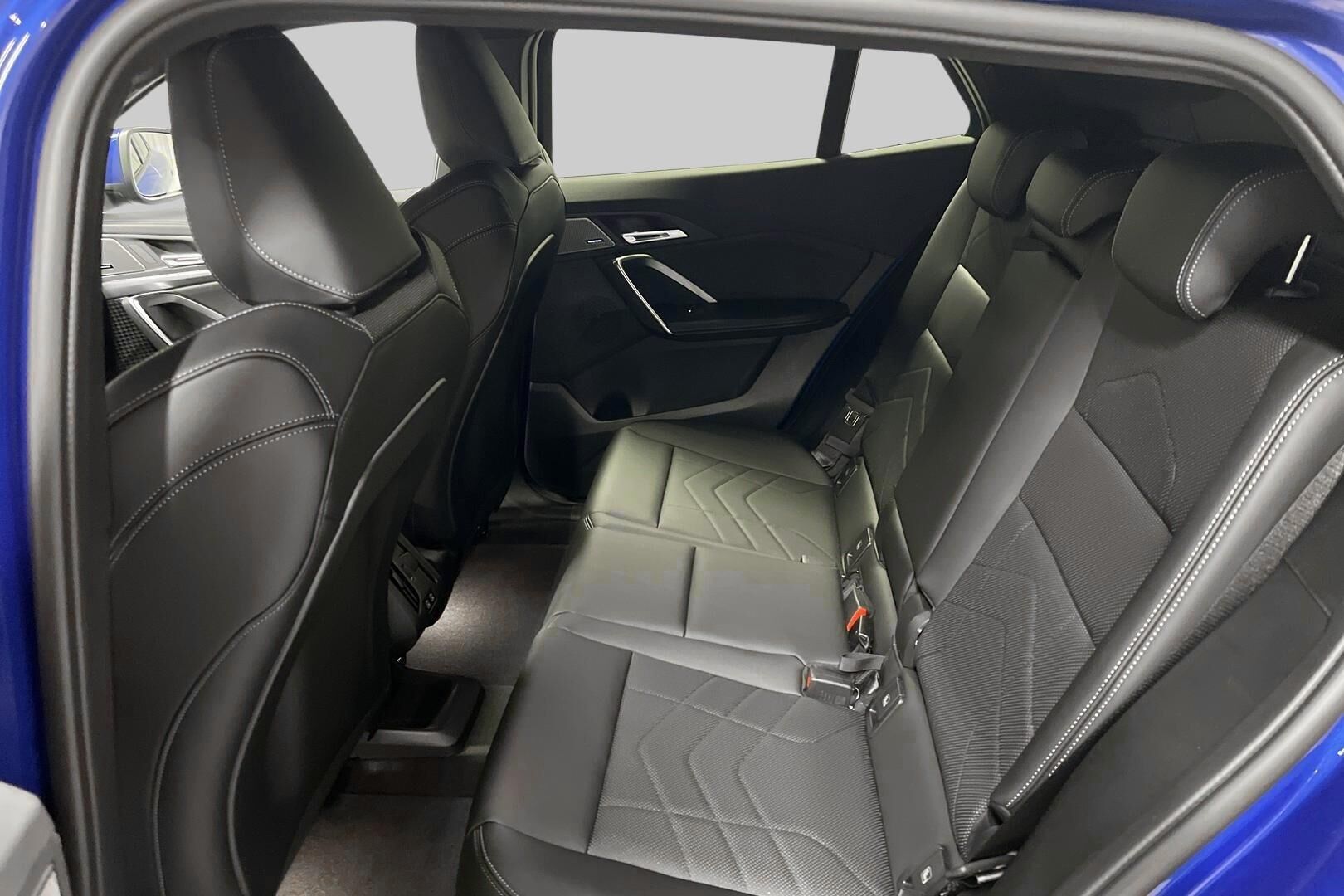BMW iX2 iso kuva 9