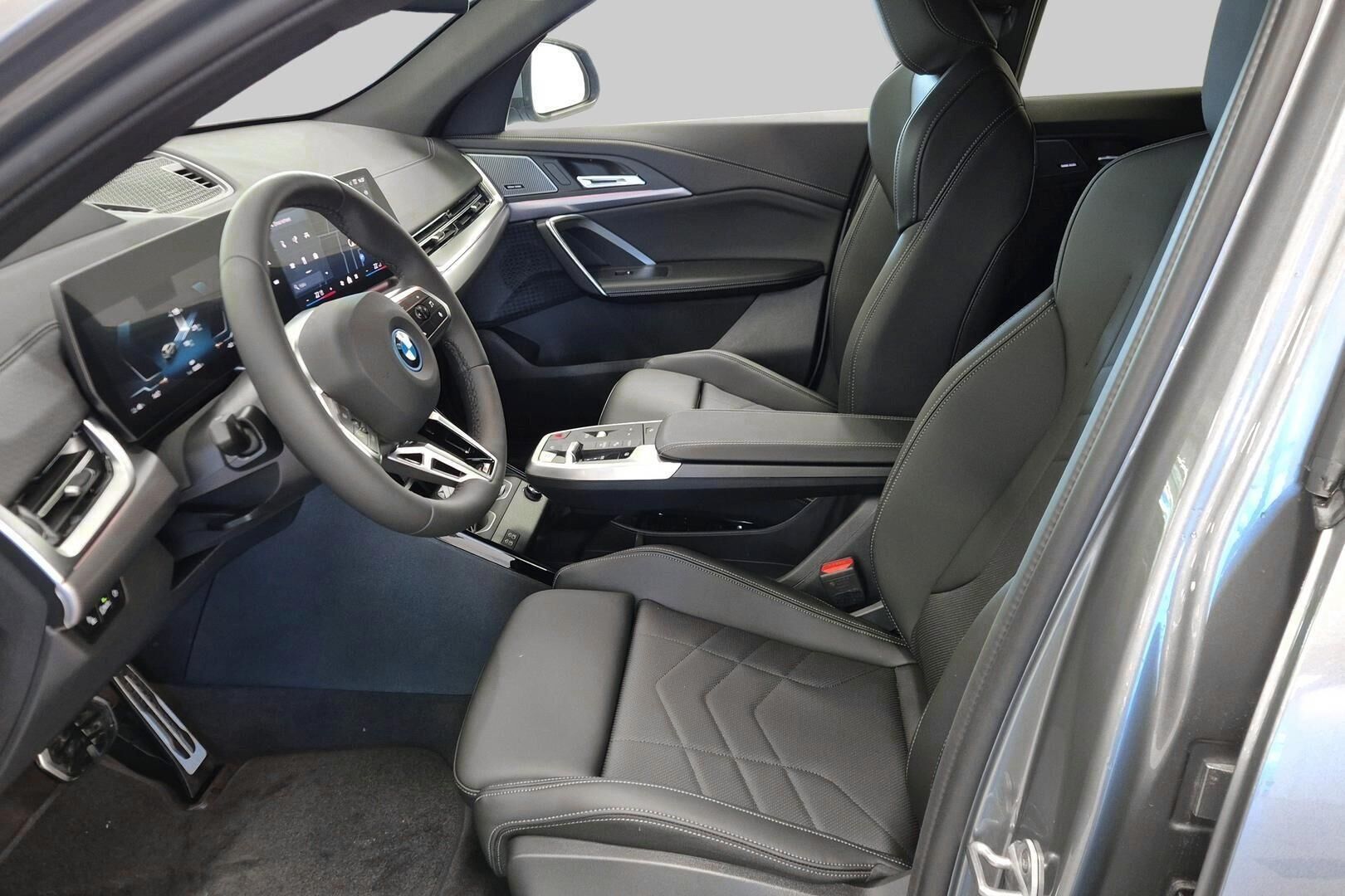 BMW iX2 iso kuva 8