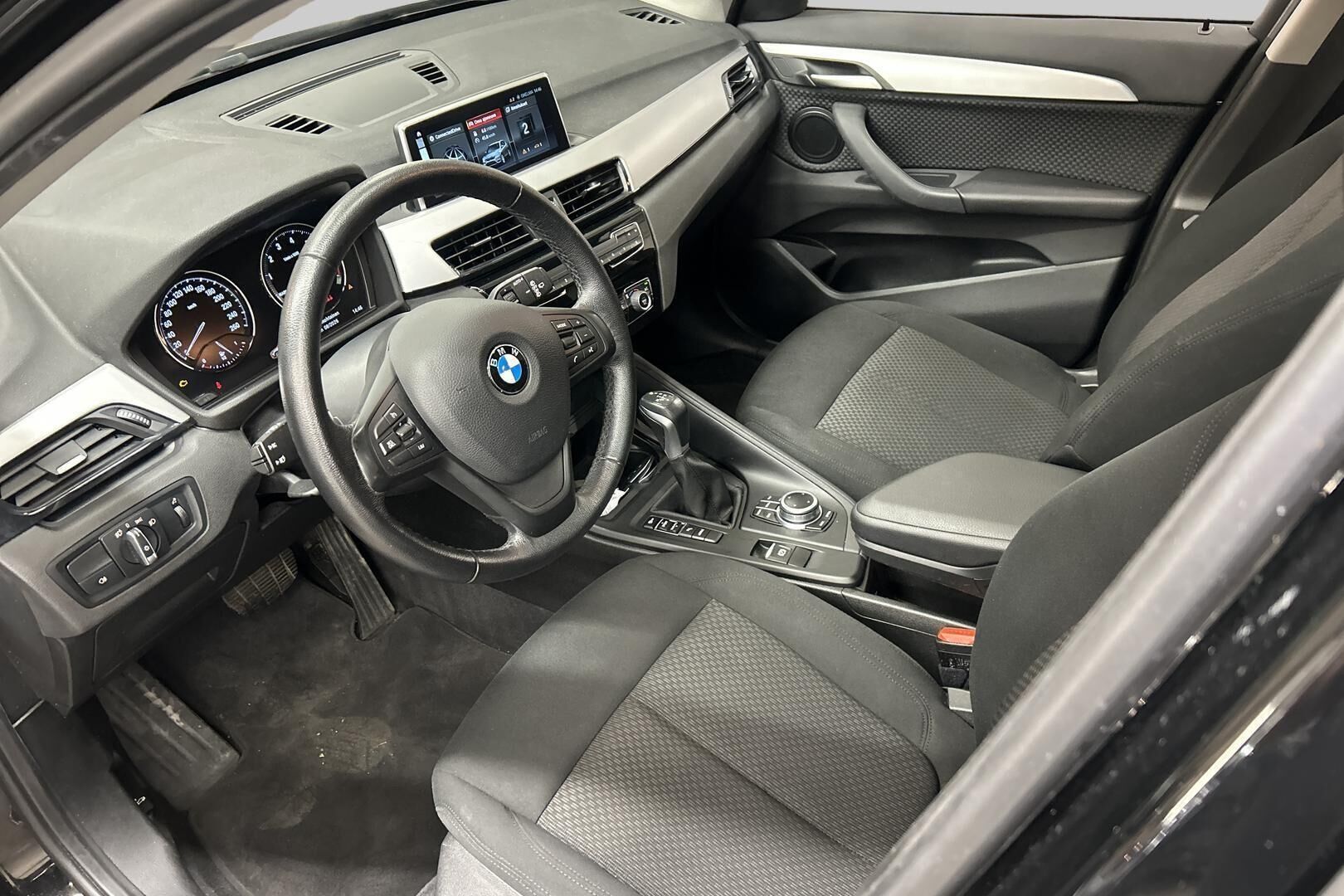 BMW X1 iso kuva 9