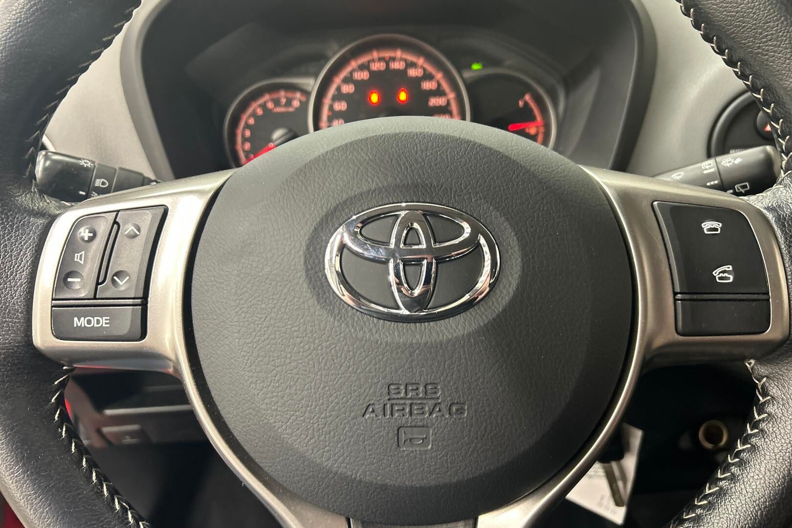 TOYOTA YARIS iso kuva 18