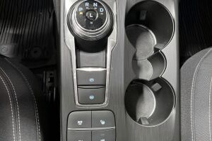 FORD KUGA esikatselu 16