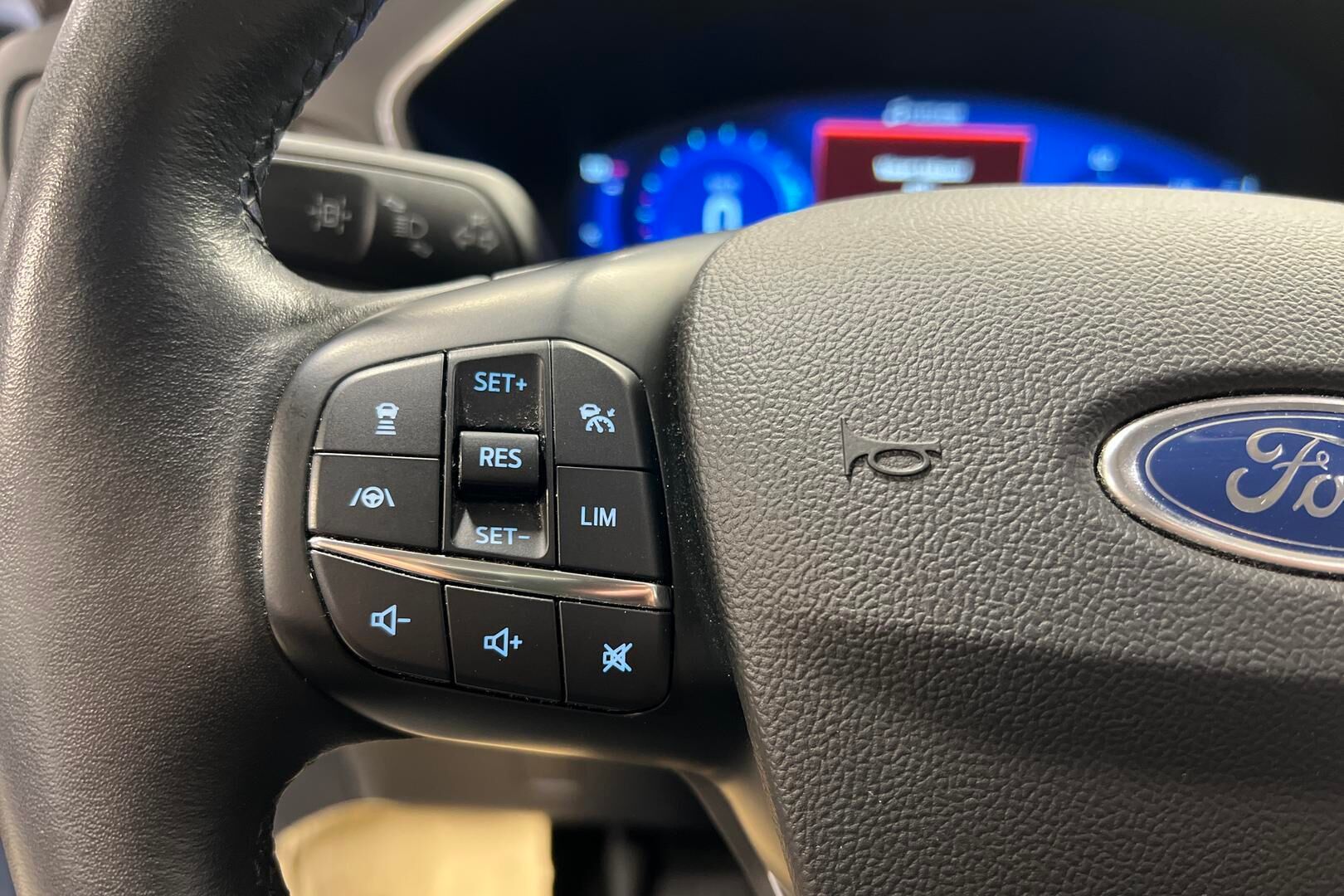 FORD KUGA iso kuva 18