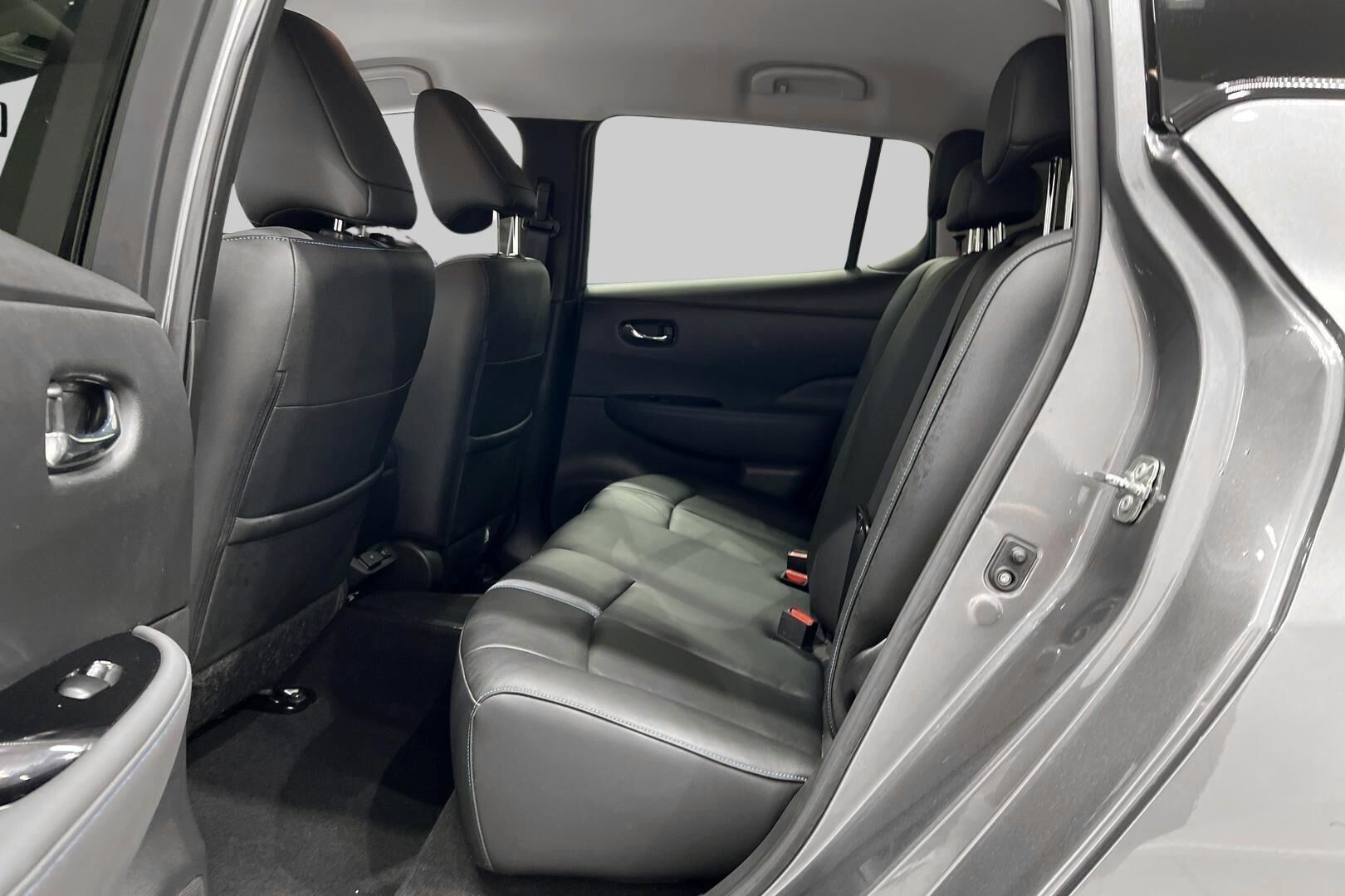 NISSAN LEAF iso kuva 10