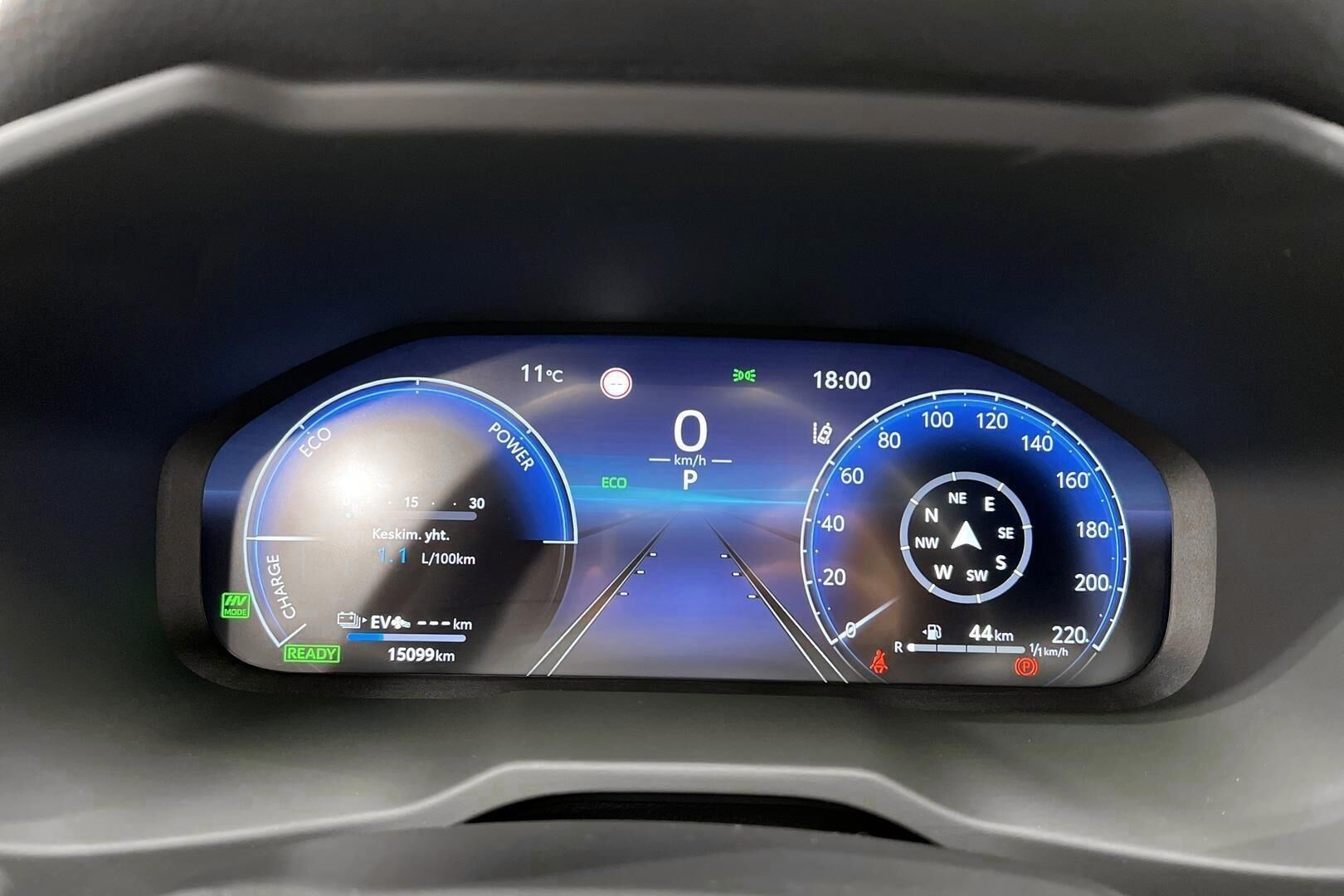 TOYOTA RAV4 PLUG-IN iso kuva 9