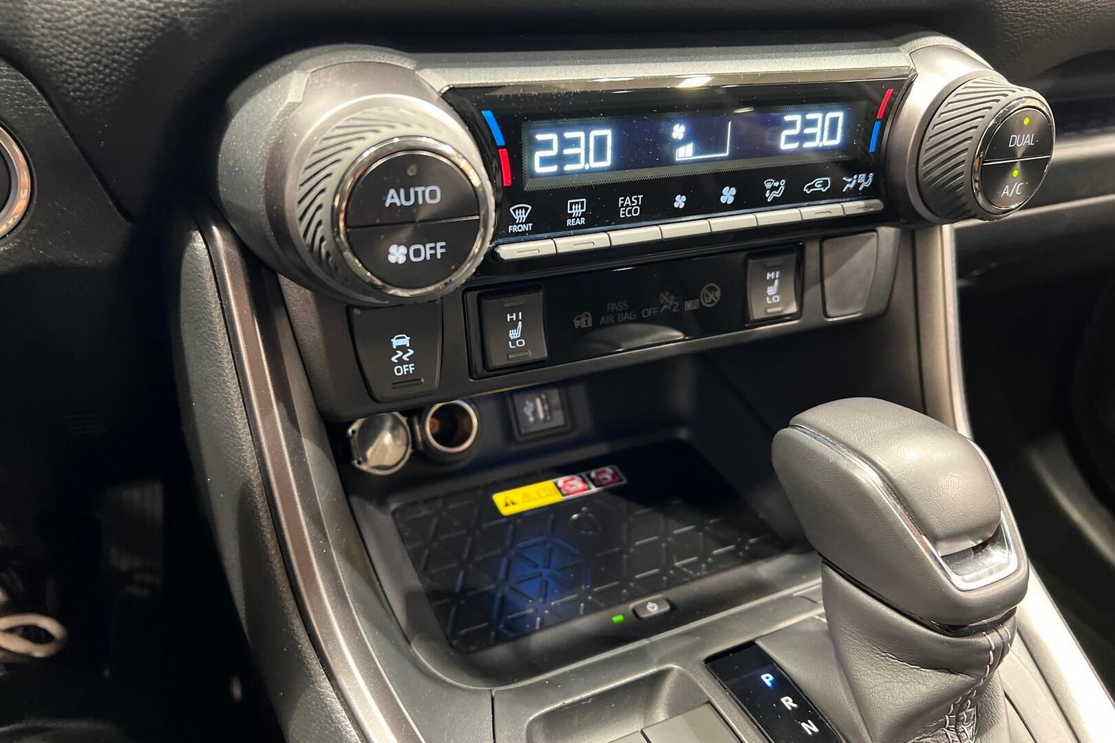 TOYOTA RAV4 PLUG-IN iso kuva 12