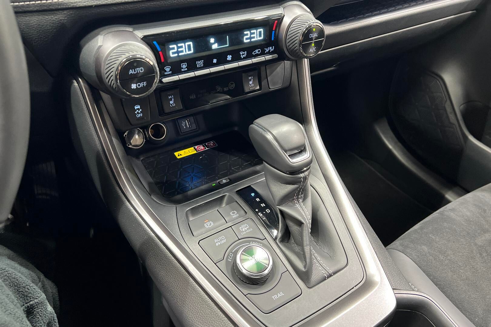 TOYOTA RAV4 PLUG-IN iso kuva 13