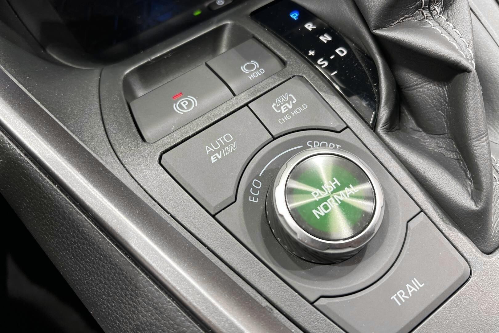 TOYOTA RAV4 PLUG-IN iso kuva 15