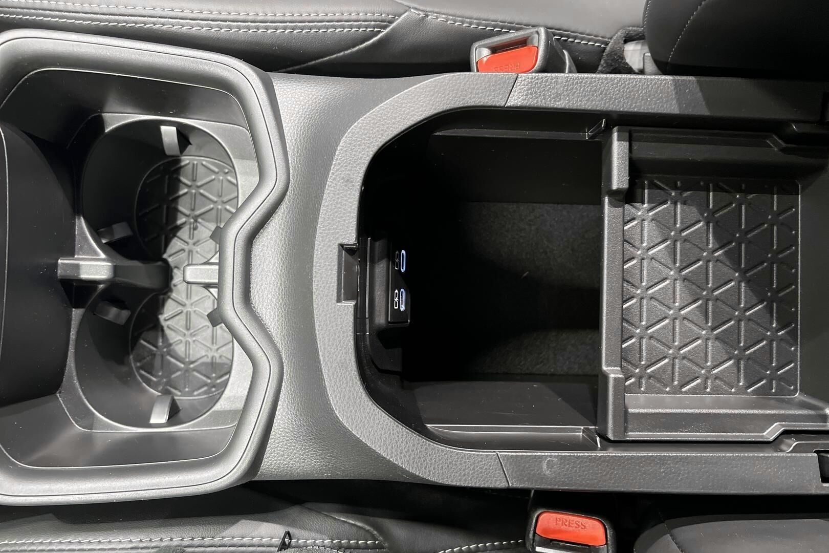 TOYOTA RAV4 PLUG-IN iso kuva 35