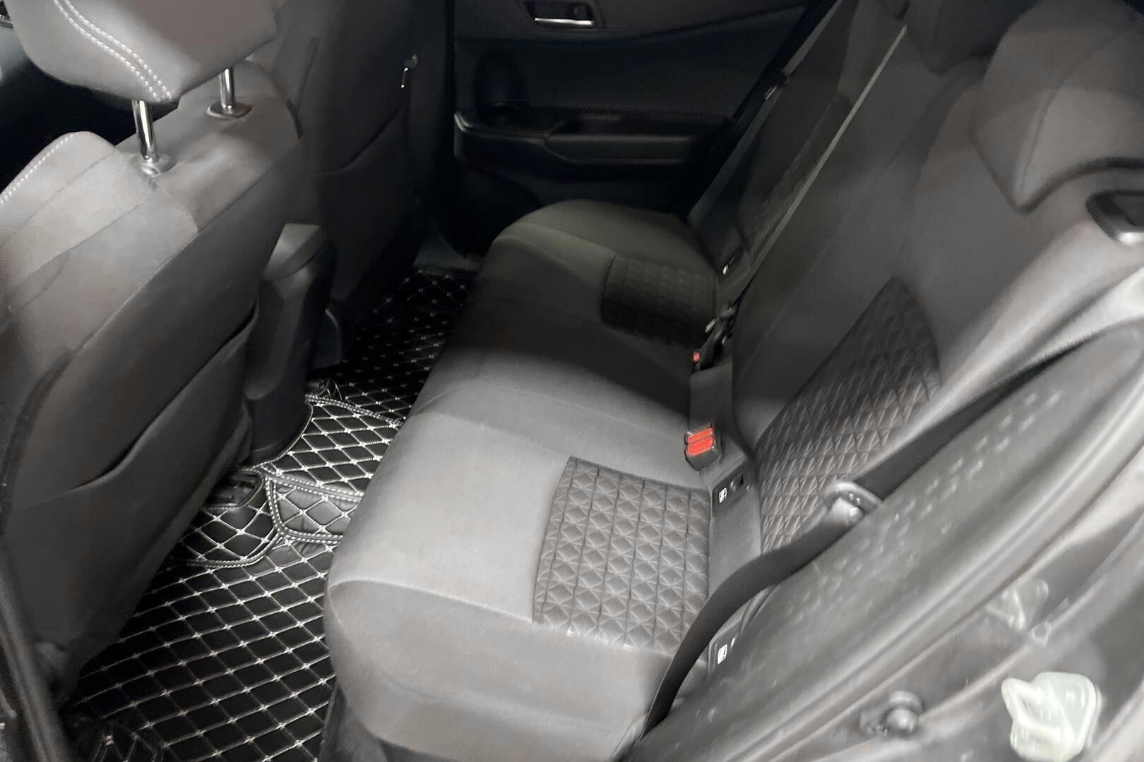 TOYOTA C-HR iso kuva 8