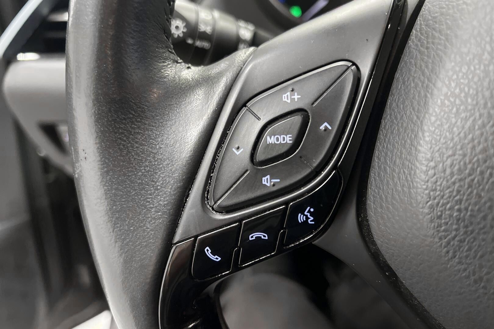 TOYOTA C-HR iso kuva 15