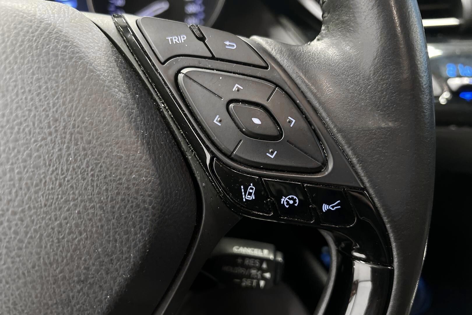 TOYOTA C-HR iso kuva 21