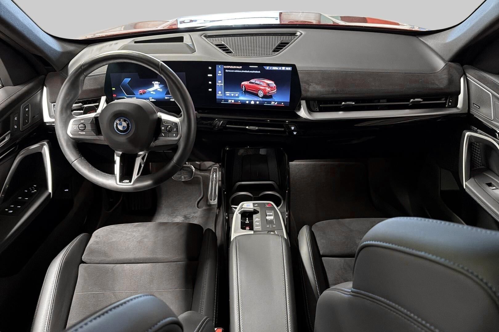 BMW iX1 iso kuva 10